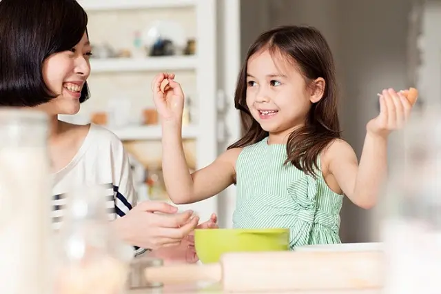 Bố mẹ người Nhật dạy cho bé kỹ năng tự phục vụ bản thân