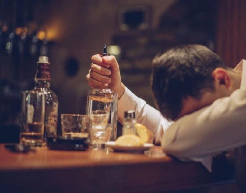 Tâm lý đàn ông khi say rượu - Không kiểm soát được cảm xúc